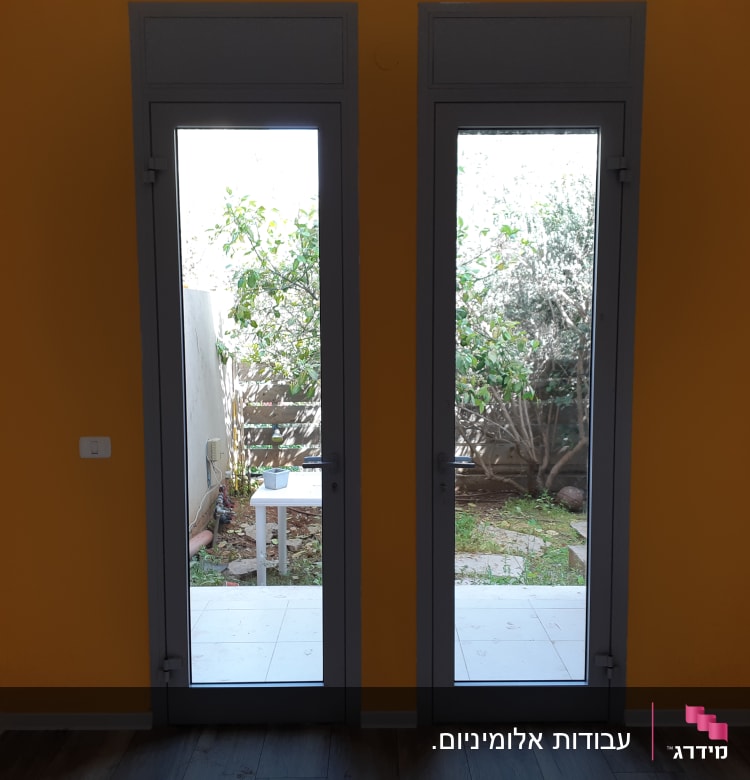 דלתות אלומיניום עם מסגרת אפורה